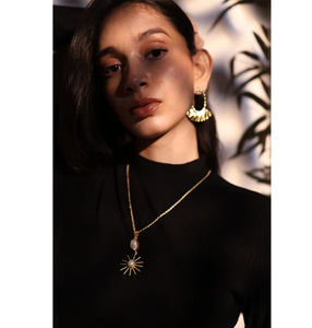 Pendientes de Moda con Volantes Dorados Fluidos y un Atractivo Ligero, Perfectos para el Estilo Urbano o Eventos, de la India - Product Image 5