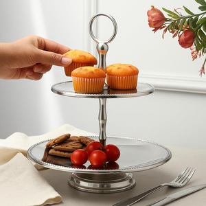 Support à gâteau moderne en métal avec des courbes élégantes, une belle solution de présentation pour les gâteaux, les cupcakes et les desserts de fête - Product Image 2