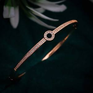 Brazalete Elegante y Moderno de Acero Inoxidable Chapado en Oro con Circonita Cúbica (AD) para Mujer, Joyería Premium para Fiestas - Product Image 1