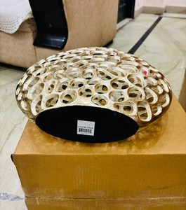 Sculpture ronde en métal de fer à motif nid d'abeille doré fini antique Vase à fleurs décoratif pour décor de salon et de chambre à coucher - Product Image 3