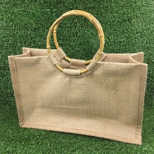 Vente en gros de fourre-tout rond en bois/bambou avec logo personnalisé poignée écologique en toile de jute sac de plage fourre-tout - Product Image 6