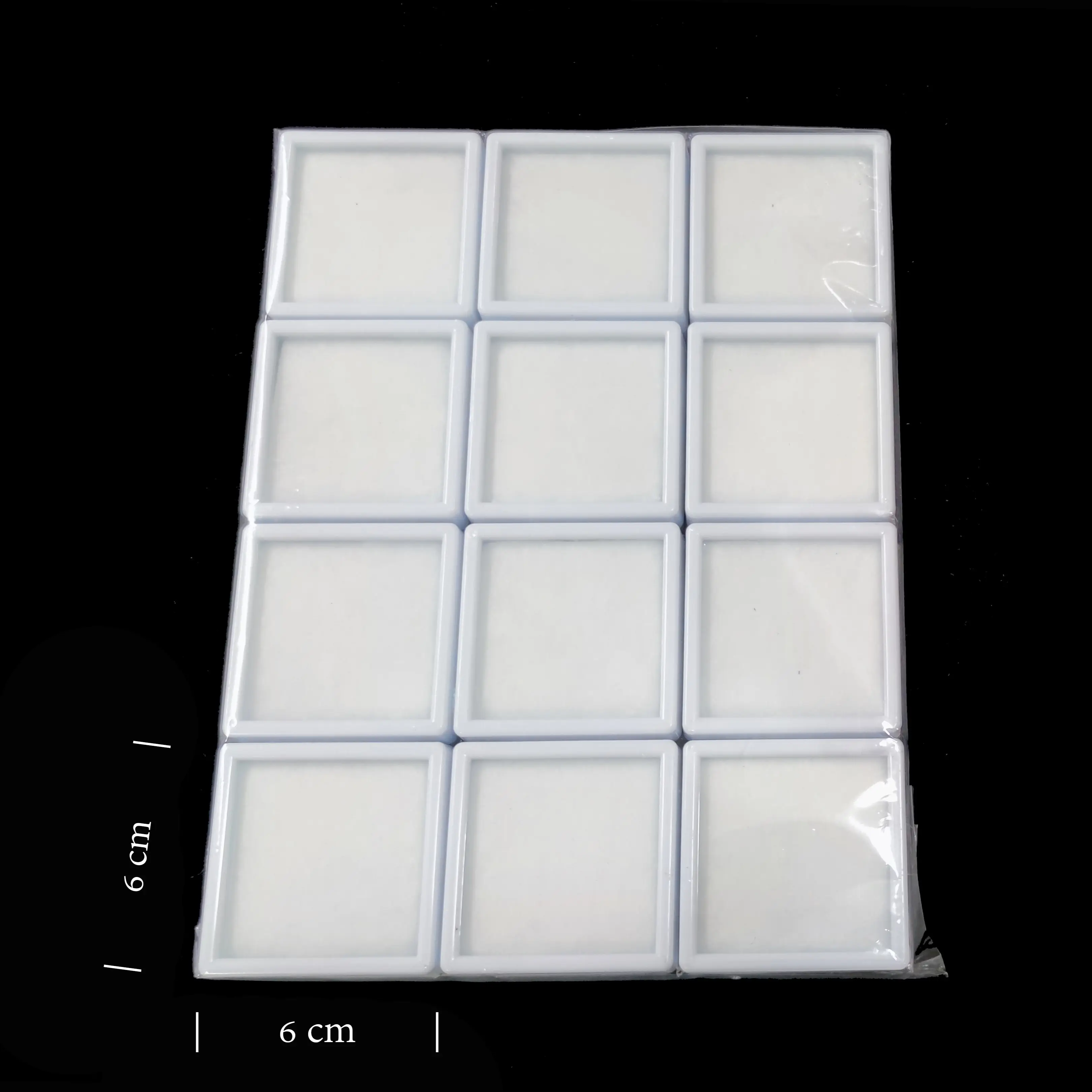 Weiße oder schwarze Kunststoff-Edelstein box mit Glas deckel, Größe 6x6 cm, mit Baumwolle auf Schwamme insatz