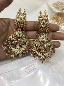 Personnalisez vos boucles d'oreilles dorées avec des pierres multicolores, des embellissements en perles et un travail complexe en Kundan |   Bijoux de mariée traditionnels - Product Image 5