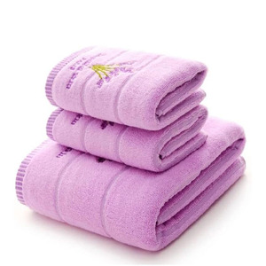 Serviette de couleur blanche brodée personnalisée disponible pour la plage et le bain à des prix raisonnables nouveau style de serviette personnalisée - Product Image 4