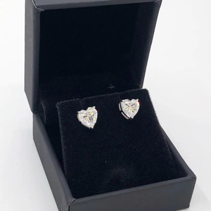 14K de alta calidad oro corazón corte VVS Moissanite diamante eternidad Stud pendientes para mujer - Product Image 4