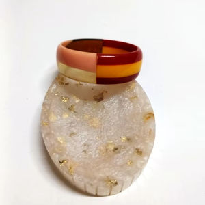 Brazaletes hechos a mano de madera marrón y crema para niñas y mujeres en forma circular - Product Image 1