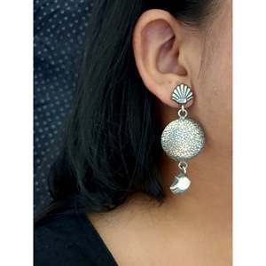 ต่างหูแฟชั่นสีเงินคล้ายกันออกซิไดซ์ไม่เหมือนใคร - Product Image 1