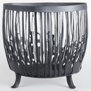 Maceta de hierro hecha a mano con estructura duradera y textura rica, ideal para esquinas de jardín y exhibiciones de vegetación interior sofisticadas - Product Image 4