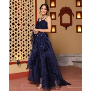 Sari bleu élégant pré-plissé, silhouette à volants, avec broderie lourde de sequins, chemisier, tenue de soirée indienne glamour. Pour femmes - Product Image 6