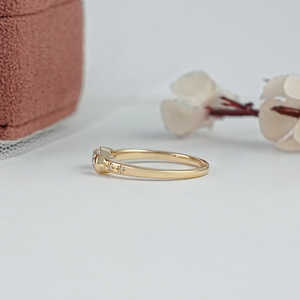 Joyería de moda con clase East West Old Mine Moval Cut Half Bezel Accent Ring Lab Grown Diamond Ring of Wedding Engagement - Product Image 4