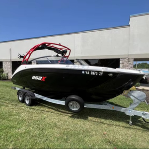 Bateau à moteur Yamaha 252XE Twin 1.8L HO d'occasion 2022 (104 heures) avec réservoirs de ballast, système audio Wetsounds, supports de wakeboard, + remorque en stock - Product Image 1