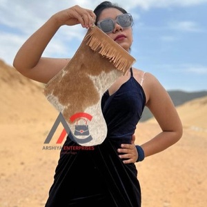 Véritable cuir de fourrure de vachette fait à la main bas de Noël garniture en cuir avec franges rustique Boho décor à la maison bas d'arbre de Noël - Product Image 1