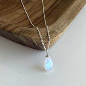 Collier pendentif goutte d'eau en pierre de lune arc-en-ciel lisse, chaîne d'été superposable en argent sterling 925, bijou pierre de naissance de juin, motif vague - Product Image 3