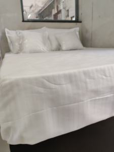 Juego de Sábanas de Lujo para Hotel, Tamaño Completo, Blancas, 100% Algodón Orgánico, Estilo Simple, 300 Hilos, Juego de Ropa de Cama a Rayas, Jhelum Impex - Product Image 2