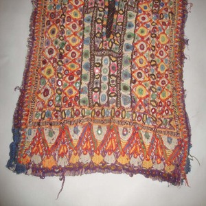 Vestidos de algodón vintage baloch hechos a mano por Artland International para mujer, con cuello banjara, bordado y trabajo con espejos, cortos. - Product Image 3