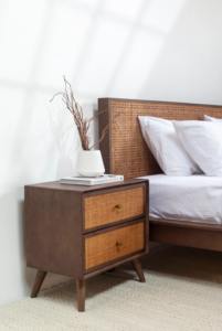 Mesita de noche minimalista moderna de ratán con 2 cajones, mesita de noche de madera de mango macizo para el hogar, dormitorio, muebles, función de almacenamiento - Product Image 6