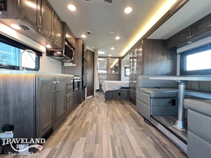 Autocaravana Eastwind 3250DSLE 2023, Camioneta RV Convertible para Acampar y Viajar - Product Image 5