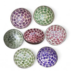 Cuenco de Coco con Incrustaciones de Nácar, Hecho a Mano con Concha Natural para Mesa de Comedor y Decoración del Hogar, de Vietnam - Product Image 1