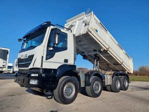 Camion benne Iveco Trakker X-Way 8X4 Diesel Manuelle 451-500 CV Euro 5 Neuf pour Transport Industriel Lourd - Product Image 1