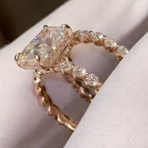 Ensemble de mariage Tishya Diamond 5.16 TCW avec bague de fiançailles en moissanite taille radiant et sertissage pavé, or jaune massif 14 carats, design tendance - Product Image 3