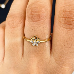 Bague de luxe minimaliste en or massif 14 carats pour femme, avec grappe de diamants naturels sertis à griffes et motif chrétien - Product Image 4