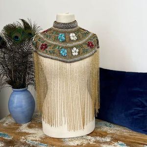 Capa burlesca con hebras de cuentas y lentejuelas que se sujeta en el cuello Hermosa envoltura festiva en capas de festival de silueta recta - Product Image 1