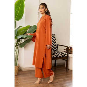 Ensemble coordonné pour femme en tissu Dobby teint effet rouille, comprenant un blazer et une jupe en lin au-dessus du genou, tailles XS et XXS disponibles, MOQ 3 pièces - Product Image 2