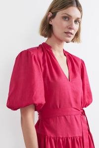 La robe à volants en lin à volants présente un design à plusieurs niveaux avec des manches bouffantes à bulles, une ceinture assortie à volants et un décolleté en V ouvert - Product Image 4