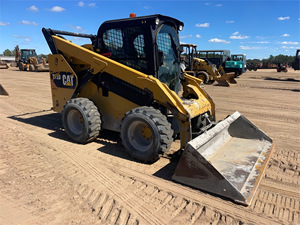 รถตักล้อยาง 272D ปี 2015 ได้รับการรับรองมาตรฐาน EPA CE ISO ใช้เครื่องยนต์ดีเซล ระบบควบคุมไฮดรอลิกเต็มรูปแบบ ปั๊มเกียร์ 76 กิโลวัตต์ - Product Image 3