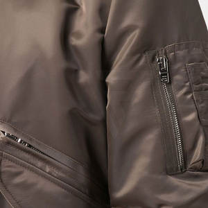 Brown Varsity Bomber Jacket Mens High Street Style Winter Stand Collar Diseño personalizado OEM Venta al por mayor 2025 Chaqueta de moda para hombres - Product Image 5