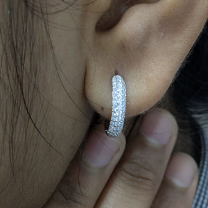 Pendientes de Aro con Moissanita de Corte Brillante de 1 Quilate, Certificados por IGI, de Lujo para Uso Diario, en Oro Blanco Sólido de 14K, con Engaste de Garra - Product Image 1