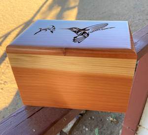 Urna de cremación de madera grabada Humming Bird urna de perro adulto urnas de ataúd al por mayor para animales - Product Image 3