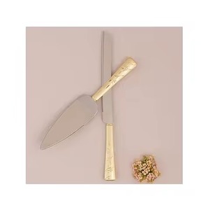 Serveur de gâteau en métal magnifiquement poli et ensemble de couteaux avec construction robuste idéal pour les boulangers à domicile et les chefs professionnels - Product Image 3