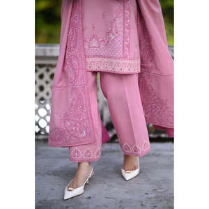 Conjunto de camisa rosa bordada con dupatta de gasa y pantalones palazzo para mujer, ropa informal tradicional india y pakistaní. - Product Image 2