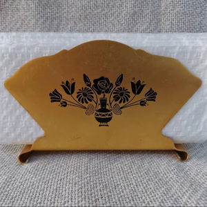 ที่ใส่ผ้าเช็ดปากเคลือบทองตกแต่งลายดอกไม้ เหมาะสำหรับการจัดงาน โต๊ะอาหาร และการจัดแสดงบนโต๊ะ จากประเทศอินเดีย - Product Image 1