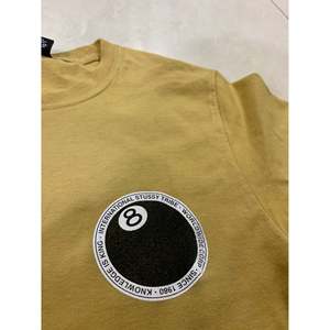 เสื้อยืด Stussy 8 Ball สีเบจ ทรงเข้ารูป พิมพ์ลายกราฟิก ผ้าเจอร์ซีย์เนื้อหนา ระบายอากาศได้ดี น้ำหนัก 180 กรัม และ 240 กรัม - Product Image 4
