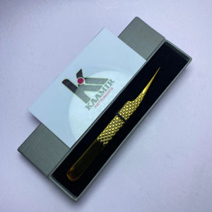 Pinzas de extensión de pestañas de agarre fino con aislamiento dorado Etiqueta privada de punta de fibra fabricada en Pakistán en nuestras instalaciones - Product Image 1