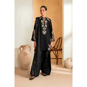 Ensemble 3 pièces IZNIK : Chemise en lawn brodée, Dupatta imprimé en mousseline, Pantalon brodé pour Printemps/Été, Manches trois-quarts - BIC-4513 - Product Image 6