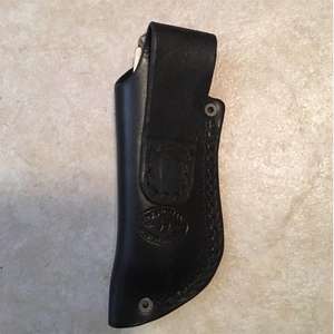 Funda para cuchillo de cuero marrón hecha a mano con estampado decorativo y cierre de broche de latón. - Product Image 4