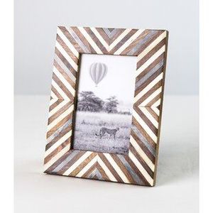 Cadre photo en bois et os avec incrustation en chevron, artisanal, moderne, à poser sur table, motif rayé brun et blanc en zigzag, décoratif - Product Image 5
