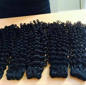 Extensión de cabello rizado de grado de lujo para mujer con material de fibra resistente al calor para uso de estilismo de moda y belleza de proveedor indio - Product Image 2