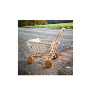 Meubles d'artisanat de poupée en rotin fabriqués à la main berceau de poupée lit pour tout-petits semblant de jouets en peluche poupée Miniature prix de gros - Product Image 1