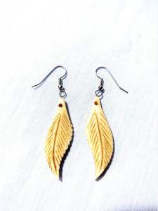 Pendientes de hueso de búfalo de Crescent Craft, joyería étnica hecha a mano, única y sostenible para ocasiones festivas. - Product Image 4