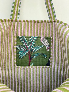 Bolsa de Mano Grande de Algodón Acolchado Hecha a Mano: Bolso de Hombro con Estampado de Bloques para Compras, Viajes, Yoga y Gimnasio, Bolsas de Regalo de Invierno - Product Image 6