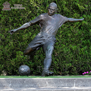 Escultura Metálica Conmemorativa Personalizada, Figura <span class=keywords><strong>de</strong></span> Jugador <span class=keywords><strong>de</strong></span> Fútbol <span class=keywords><strong>de</strong></span> Tamaño Real en Bronce - Product Image 4