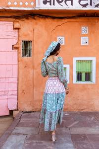 Ensemble d'été co-ordonné imprimé à la main Top court en coton biologique et jupe Maxi à plusieurs niveaux | Ensemble durable à blocs de couleurs florales - Product Image 6