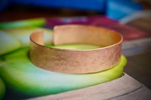 Bracelet en cuivre martelé, manchette tressée ouverte, élégant, fait main, personnalisable, cadeau de Noël et d'Halloween - Product Image 3