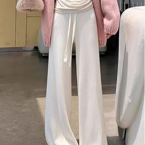 Pantalon noir avec lignes blanches visibles, montrant des jambes longues et fines, avec des poches, style sportif décontracté de tous les jours - Product Image 3