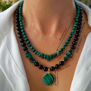 Pendentif artisanal en pierres précieuses naturelles de grande taille - Ensemble de 2 colliers à <span class=keywords><strong>double</strong></span> rangée en malachite et agate noire, multi-brins perlés - Product Image 5
