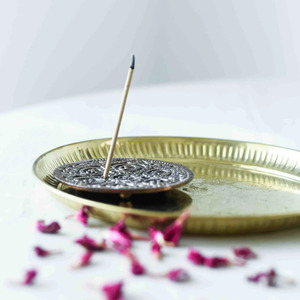 Porte-bâton d'encens décoratif fabriqué à la main en métal pour l'aromathérapie et la méditation - Product Image 3